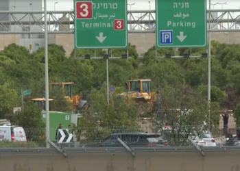 VÍDEO mostra momento em que míssil cai perto do principal aeroporto de Israel