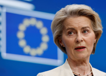 UE ganha vantagem em negociações comerciais com Trump após imbróglio de tarifas em tribunais, dizem autoridades