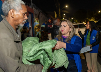 Secretaria de Assistência Social distribui cobertores às pessoas em situação de rua durante frente fria