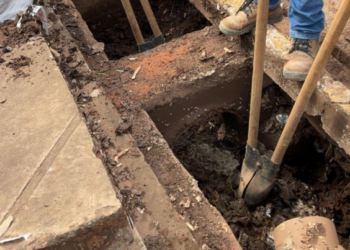 Sinfra realiza manutenção e limpeza de bocas de lobo em diversos bairros