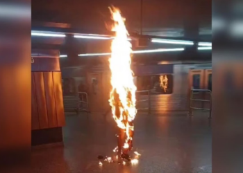 Homem coloca fogo no próprio corpo em metrô de SP