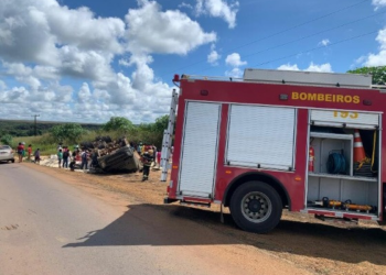 Caminhão tomba na BR-070 e motorista morre; carga de arroz foi saqueada