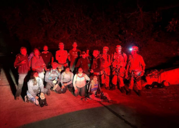 Corpo de Bombeiros resgata grupo isolado em trilha na região serrana do RJ