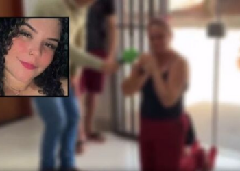 De joelhos, mãe de assassino pede perdão à família de jovem morta a facadas