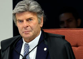 Moraes e Fux trocam afagos no STF após divergência em ação sobre golpe