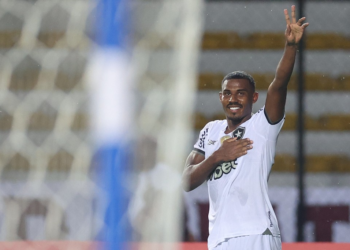 Botafogo sofre, mas vence Carabobo na Venezuela e segue vivo na Libertadores