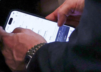 Foto flagra conselheiro tirado do cargo por Trump usando app não oficial para falar com cúpula do governo