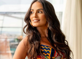 Grávida, Carol Peixinho Curte sol e posa em frente ao espelho de biquini: ‘Vitamina D!’