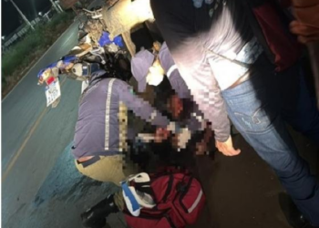 Homem bate moto em caminhão estacionado e morre