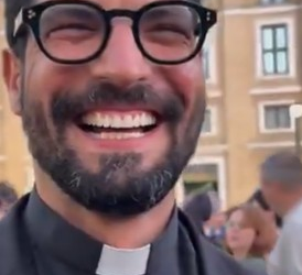 Padre 'gato' brasileiro vira hit nas redes sociais ao ser filmado no anúncio de novo papa