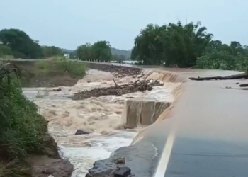 Temporais causam alagamentos, bloqueio de estrada e destelhamentos no RS