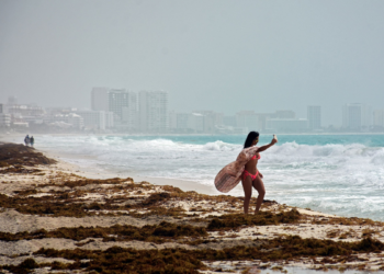 É #FAKE que tsunami com ondas de mais de 30 metros atingiu destino turístico no México; vídeo foi criado com inteligência artificial