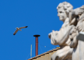Bombeiros instalam chaminé da Capela Sistina que anunciará novo papa, diz agência