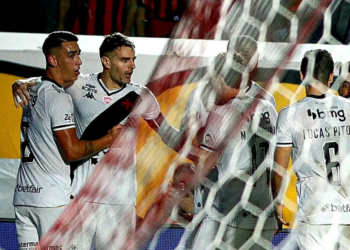 Vasco perde para o Vitória e entra na zona de rebaixamento do Brasileirão