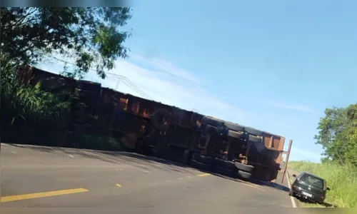 Carreta tomba na PR-487 e interdita rodovia em Manoel Ribas