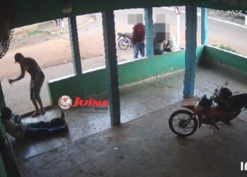 Câmeras de segurança flagram homem esfaqueando ex da mãe em bar