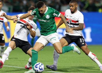 Vitor Roque marca nos acréscimos e Palmeiras supera São Paulo em Barueri