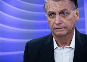 Bolsonaro chama julgamento de político: 'Podia ser por jogar papel no chão'
