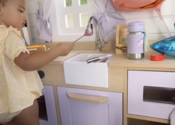 Karoline Lima assiste à primeira homenagem da filha na escola: ‘Love you’