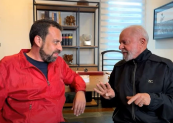 Cotado para ser novo ministro de Lula, Boulos viaja com o petista para velório de Mujica no Uruguai