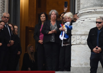 Funeral de Mujica termina com viúva abraçando bandeiras que cobriam o caixão