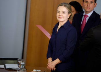 Gleisi desistiu de ir com Lula para velório de Mujica para articular reação a CPI do INSS