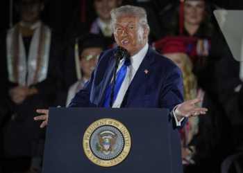 Trump fala em 'período de transição' e minimiza risco de recessão nos EUA