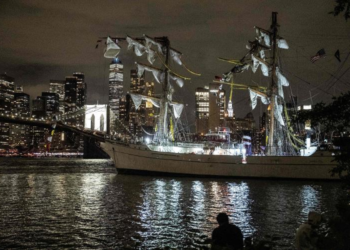 Navio da Marinha do México bate na ponte do Brooklyn, em Nova York; assista