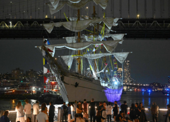 Navio da Marinha mexicana colide contra ponte do Brooklyn (NY) e deixa 22 feridos; vídeo