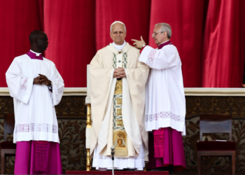 Pálio e Anel do Pescador: entenda simbologia dos itens recebidos por papa Leão XIV durante missa inaugural