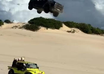 Vídeo mostra picape voando por cima de buggy em praia do Ceará; veja