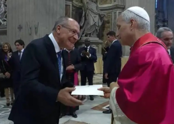Alckmin fala 'portunhol' com Leão XIV, entrega convite da COP e se senta atrás de Zelensky em missa inaugural