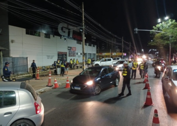 Onze motoristas são flagrados dirigindo bêbados