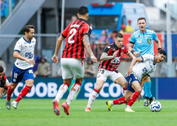 Mesmo com um a menos, Bahia vence Vitória em Ba-Vi eletrizante