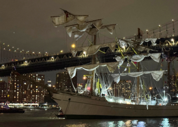Novo ângulo mostra tripulantes despencando de navio que bateu na ponte do Brooklyn; VÍDEO