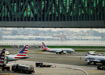 Avião aborta decolagem para evitar colisão em aeroporto de Nova York