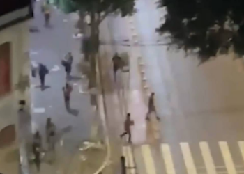 Usuários de drogas são expulsos de calçada no centro de SP por CGMs; veja vídeo