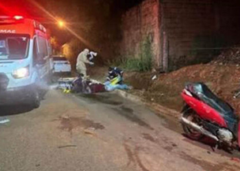 Motociclista é atingido por carro e tem as duas pernas quebradas