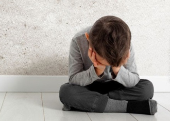 Mãe deixa filho dentro de carro na porta de festa e ai curtir