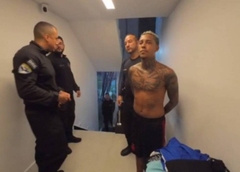 Familiares e apoiadores organizam manifestação para receber MC Poze após prisão