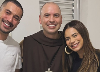 Lexa se emociona durante oração com Frei Gilson e exibe momento: ‘Agradeço a Deus’