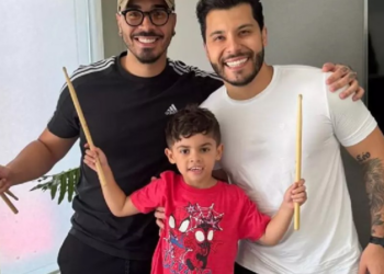 Léo, filho de Marília Mendonça, ‘toca’ hit ‘Apaixonadinha’ da artista: ‘Inteligente’