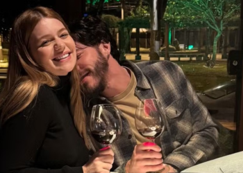 Viih Tube e Eliezer curtem vale night a dois em noite fria com vinho: ‘A gente merece’