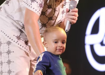 João Gomes leva filho para palco do São João de Caruaru: ‘Invasão de fofura’