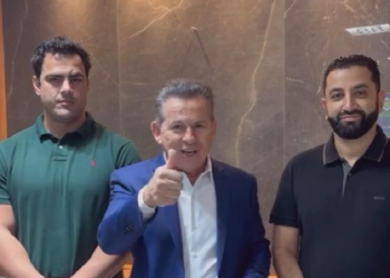 Mauro assina contrato de locação para show do Guns