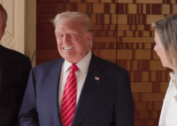 VÍDEO: Rainha dos Países Baixos 'imita' Trump durante encontro