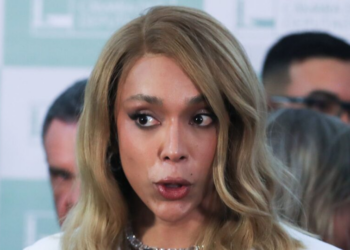 Falar de Erika Hilton é mais perigoso do que fazer trilha em vulcão na Indonésia