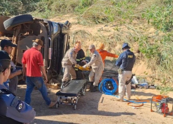 Tombamento de carreta na “Curva do S” deixa motorista ferido e encarcerado