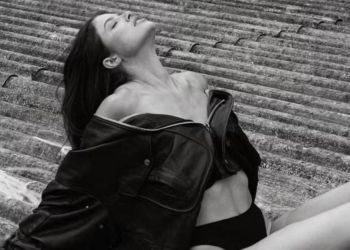 De casaco, calcinha e botas, Agatha Moreira faz ensaio sensual no telhado: ‘Só fotão’