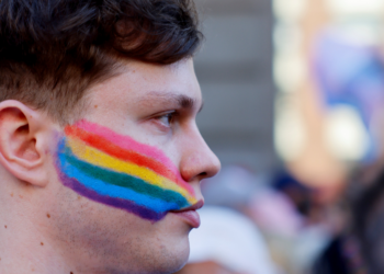 Milhares marcham por direitos LGBT+ na Hungria mesmo depois de proibição